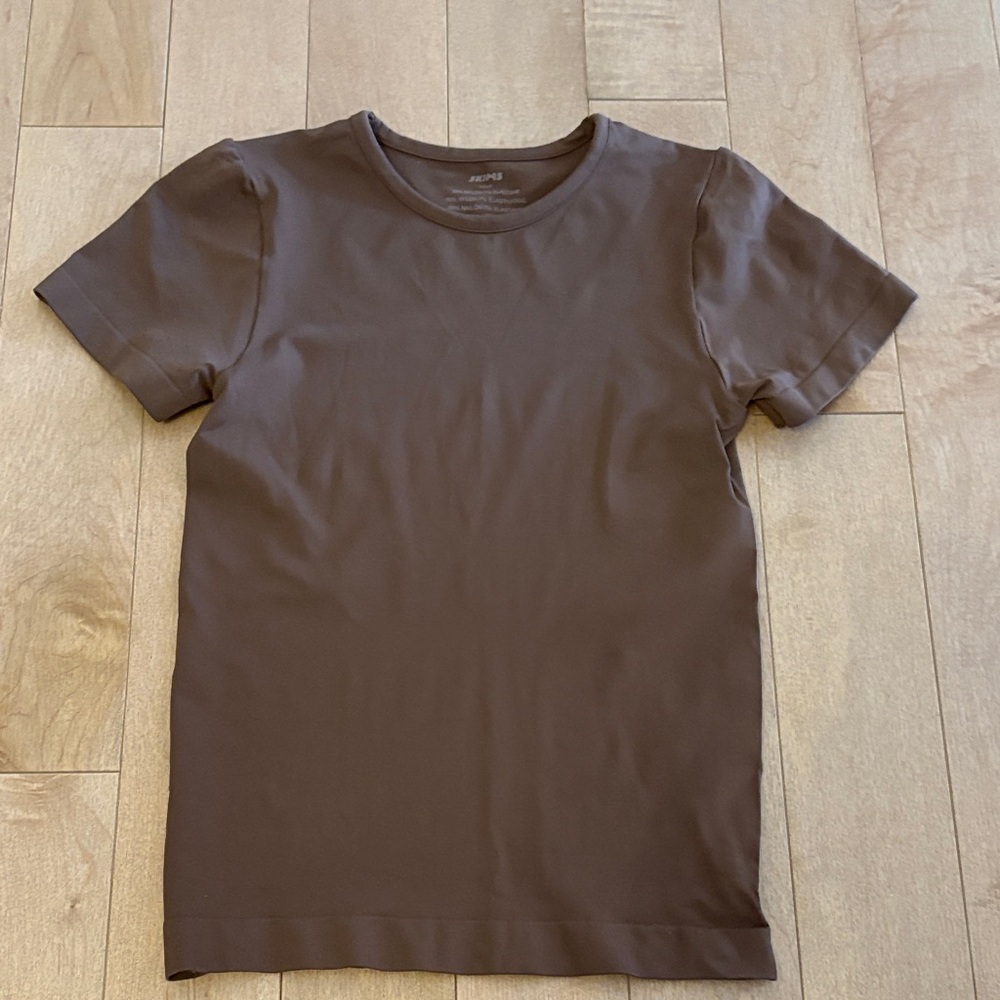 SKIMS Women's soft smoothing seamless t-short  - shade cocoa